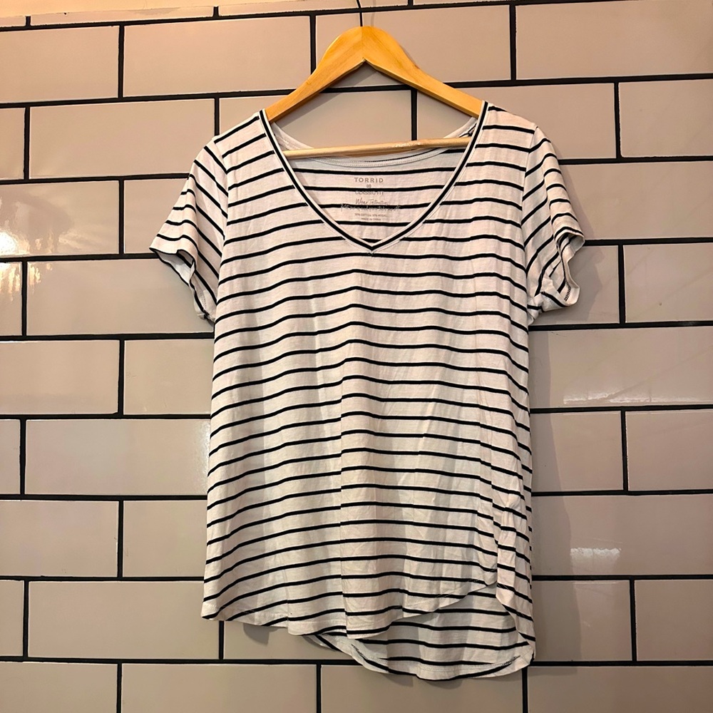 🦓TORRID BLACK AND WHITE STRIPED TEE🦓